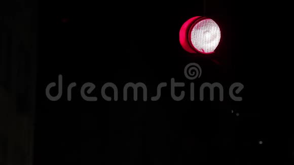 黑暗之夜的交通灯视频的预览图