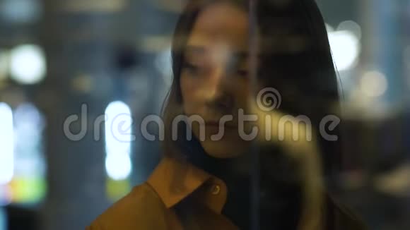 一个年轻的女模特透过窗户反射视频的预览图