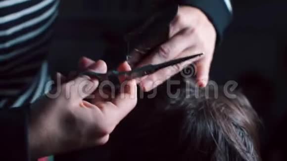 理发师用剪刀剪头发视频的预览图