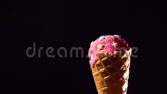 冰淇淋倒在巧克力上面视频的预览图