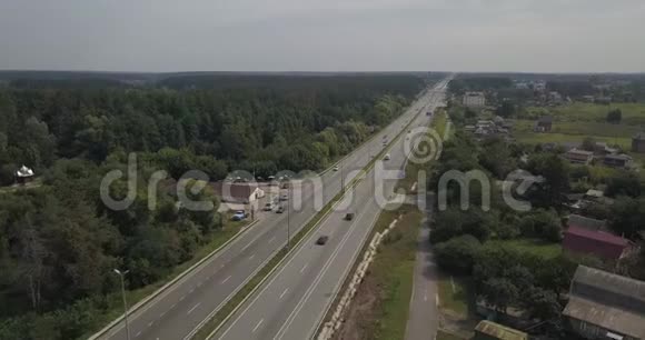 在背景场上的高速公路上行驶的ARIAL视图汽车4k4096x2160像素视频的预览图
