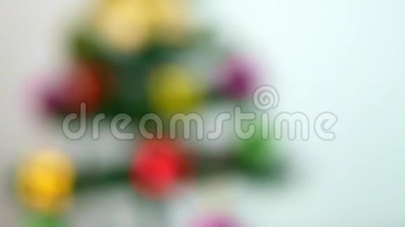 美丽的装饰圣诞树与离焦灯礼物新年隔离在白色背景视频的预览图