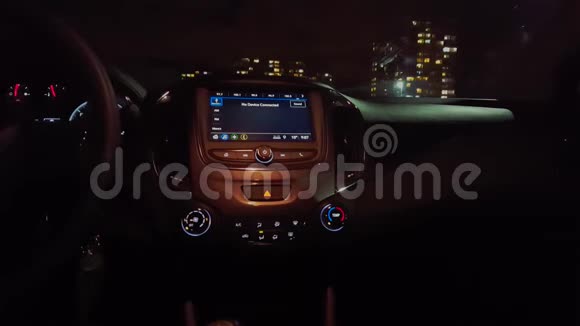 汽车后景相机而车辆倒车在夜间使用备份摄像头视频的预览图