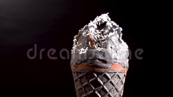黑色冰淇淋和椰子刨花视频的预览图