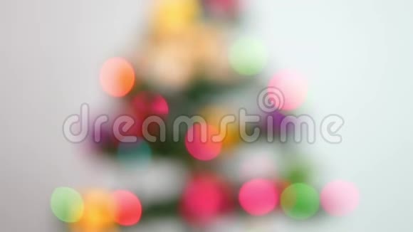 美丽的装饰圣诞树与离焦灯礼物新年隔离在白色背景视频的预览图