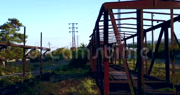 旧马车火车铁轨上的骨架马车视频的预览图