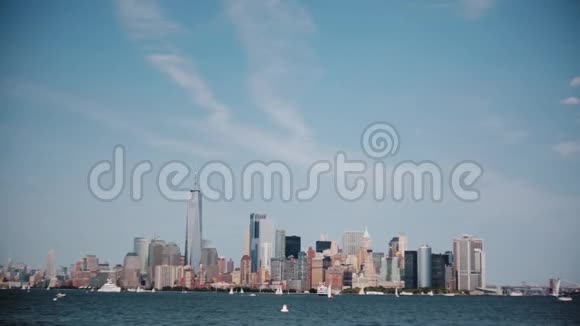纽约市上空令人惊叹的蓝天船只沿着哈德逊河和曼哈顿市中心巡航摩天大楼天际线视频的预览图