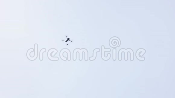 无人机在灰色的天空中飞行秋景视频的预览图