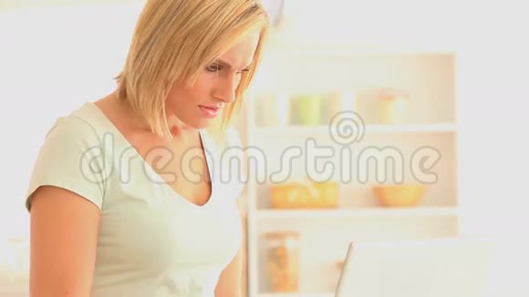 愤怒的女人用她的笔记本电脑视频的预览图