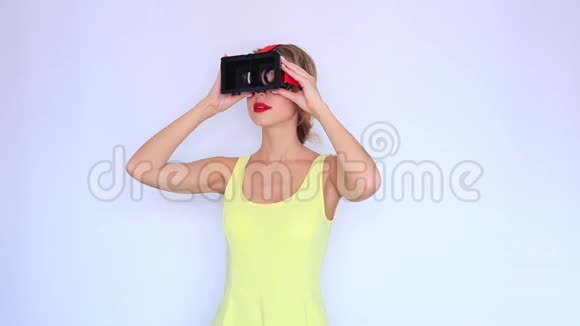 带着VR眼镜的年轻红发女孩视频的预览图