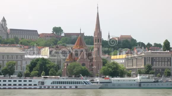 多瑙河布达海岸的丘陵花园和古老的传统建筑视频的预览图
