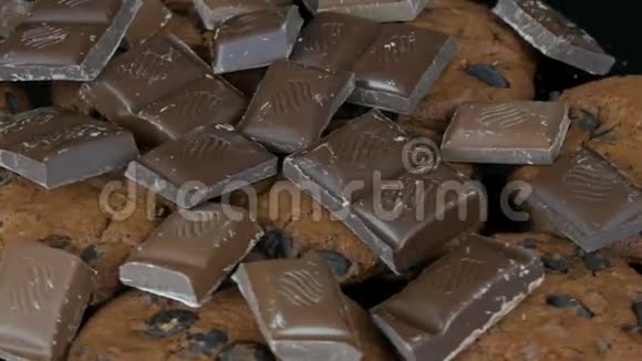 时尚黑色背景和镜面上的巧克力饼干和巧克力片视频的预览图