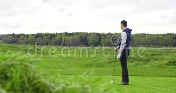 高尔夫球员检查他的比赛场地视频的预览图
