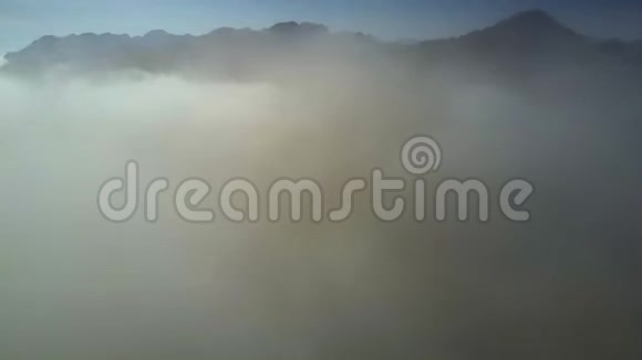 从云中升起的镜头显示高地山谷视频的预览图