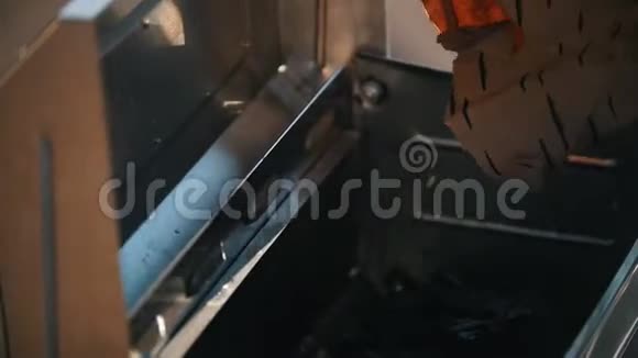 有说服力的烤架一个人用煤填满烤架关门视频的预览图