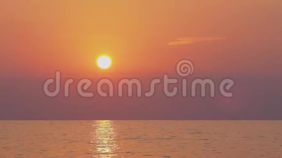 粉色夕阳在海上温柔浪漫的自然背景视频的预览图