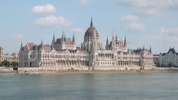 令人惊叹的匈牙利议会大厦新哥特式和艺术建筑风格视频的预览图