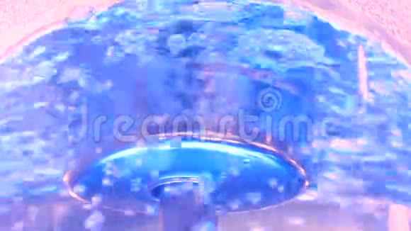 关闭美丽蓝色清澈的水与气泡上升在塑料水库媒体空气中的气泡视频的预览图