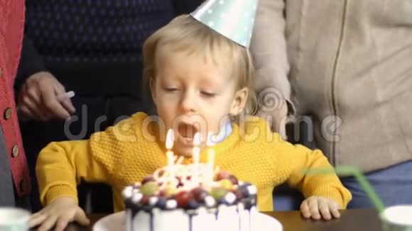 幼儿男孩在家过生日时吹蜡烛视频的预览图