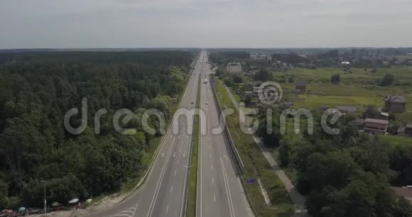 在背景场上的高速公路上行驶的ARIAL视图汽车4k4096x2160像素视频的预览图