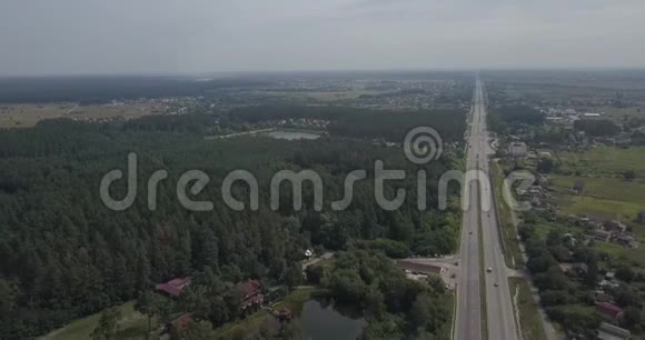 在背景场上的高速公路上行驶的ARIAL视图汽车4k4096x2160像素视频的预览图