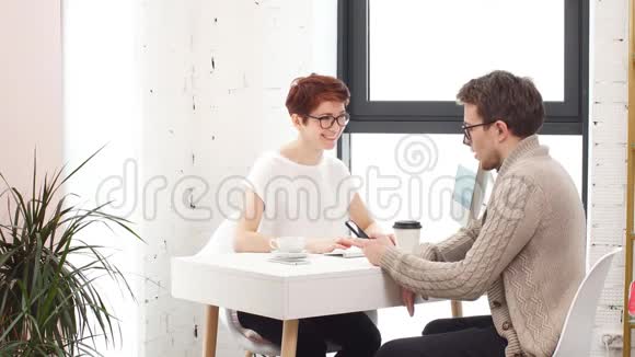 顾问女商人坐在家里的办公室前电脑和咨询人员的肖像视频的预览图