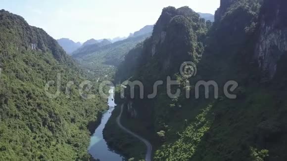 鸟瞰茂密的热带森林覆盖河流峡谷两岸视频的预览图