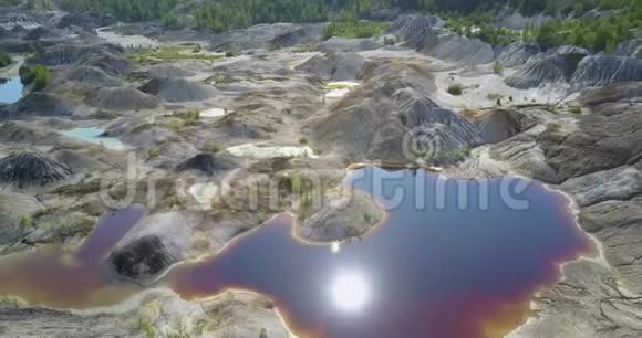 巨大的空中景观古老的粘土坑低灰色的山丘蓝色的湖泊视频的预览图