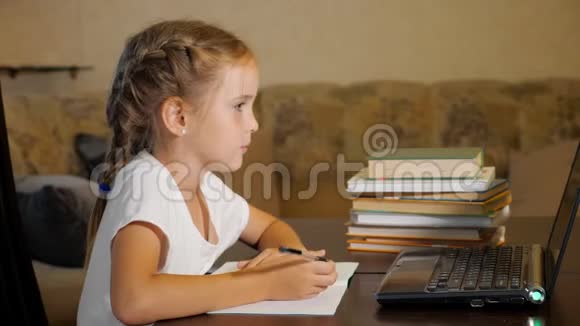 小女孩用笔记本电脑做作业视频的预览图