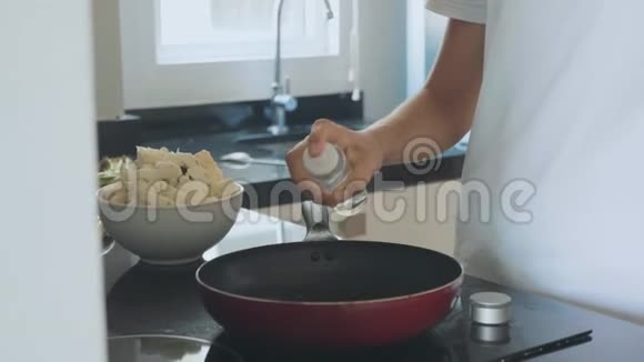 女人把切碎的蔬菜放在煎锅上慢慢地特写视频的预览图