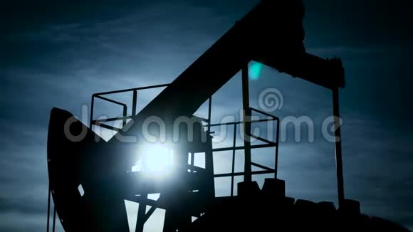 大型抽油机的剪影是从地面位置下抽出石油和天然气视频的预览图