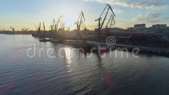 内河港口全景与起重起重机装卸国际贸易船舶在海滨视频的预览图