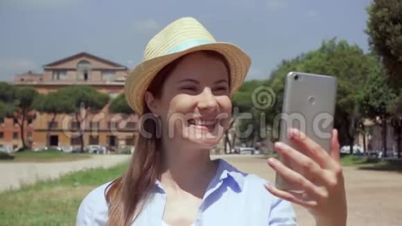 在意大利罗马女人用手机慢动作通过在线应用程序进行视频聊天的女游客视频的预览图