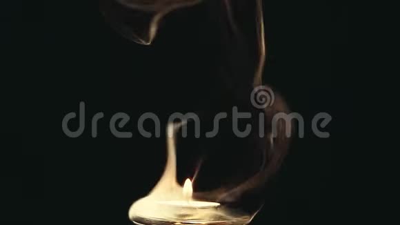 蜡烛蜡火火焰烟雾暗背景无人高清镜头视频的预览图