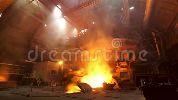 用熔化的金属和上升的烟雾关闭电炉库存录像冶金工厂释放视频的预览图
