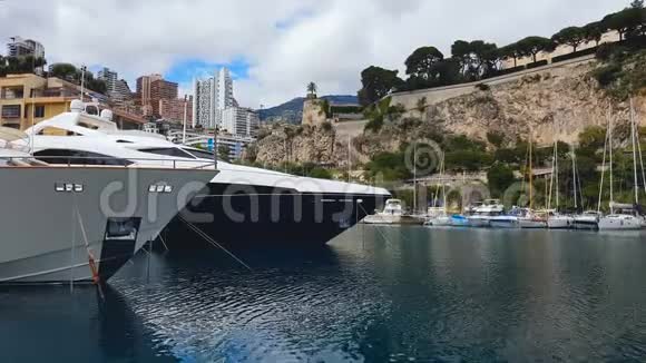 豪华游艇和船只停靠在尼斯港夏季游轮旅行娱乐视频的预览图