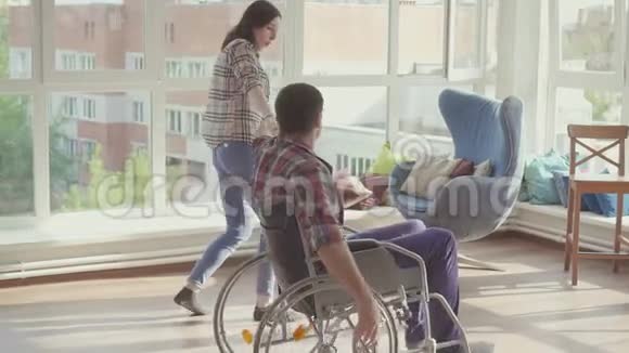 女孩和一个坐轮椅的残疾人跳舞慢节奏视频的预览图