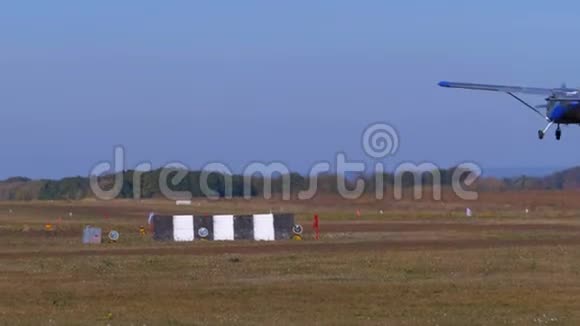 一架带有螺旋桨的小型私人飞机降落在跑道上上面覆盖着地面视频的预览图