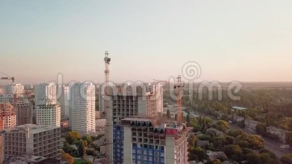 空中无人机射击高于大城市发展区域高层建筑建设日落视频的预览图