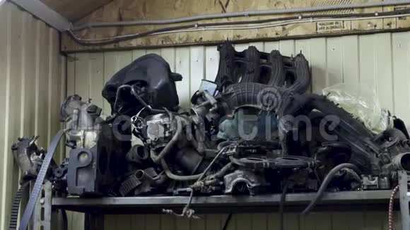 车库旧旧旧汽车发动机备件视频的预览图