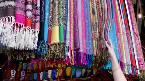 妇女购物检查衣服中央广场市场站马拉喀什摩洛哥视频的预览图
