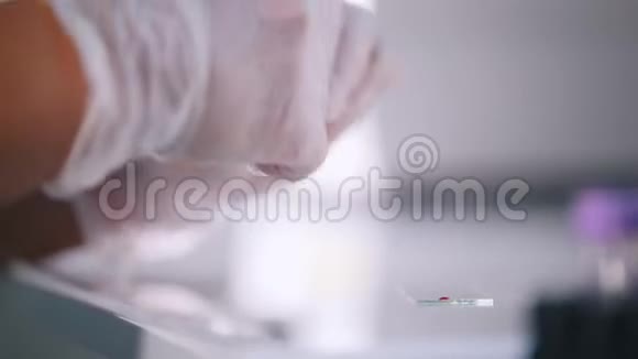 医疗诊所一个做血液测试的护士视频的预览图