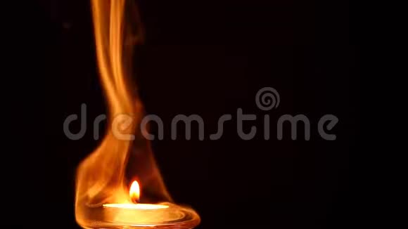 蜡烛蜡火火焰烟雾暗背景无人高清镜头视频的预览图