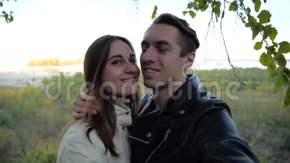 年轻情侣在野外拍自拍亲吻视频的预览图