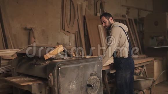 大磨床的工作过程师傅打磨木条木工店视频的预览图