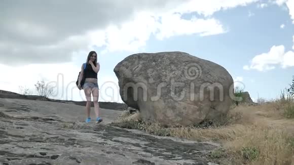 在山顶的女徒步旅行者视频的预览图
