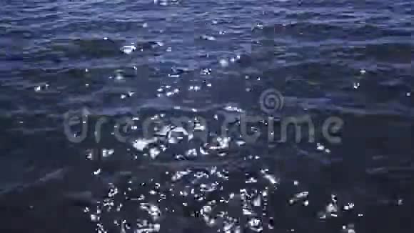 阳光下水面上的软波视频的预览图