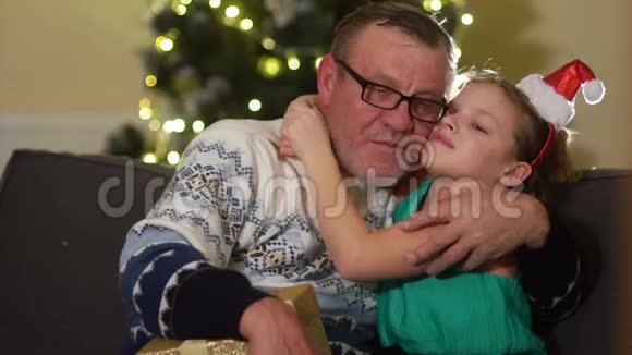 女学生拜访祖父女孩拥抱了一位老人感谢他的礼物在这样的背景下视频的预览图