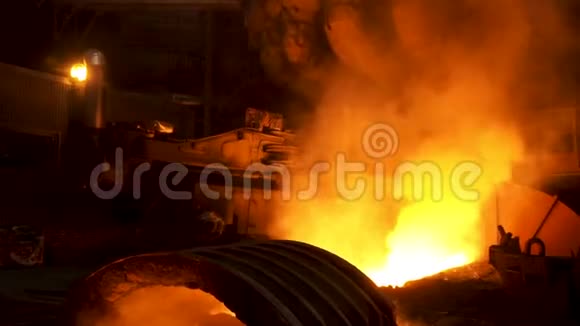 用熔化的金属和上升的烟雾关闭电炉库存录像冶金工厂释放视频的预览图