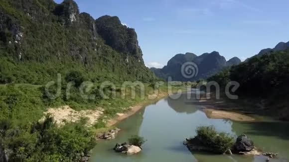 上景靠近悬崖的小河覆盖着丛林视频的预览图